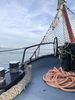 Blick vom Schiff auf Küste