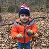 Kind im Wald mit Ostereiern